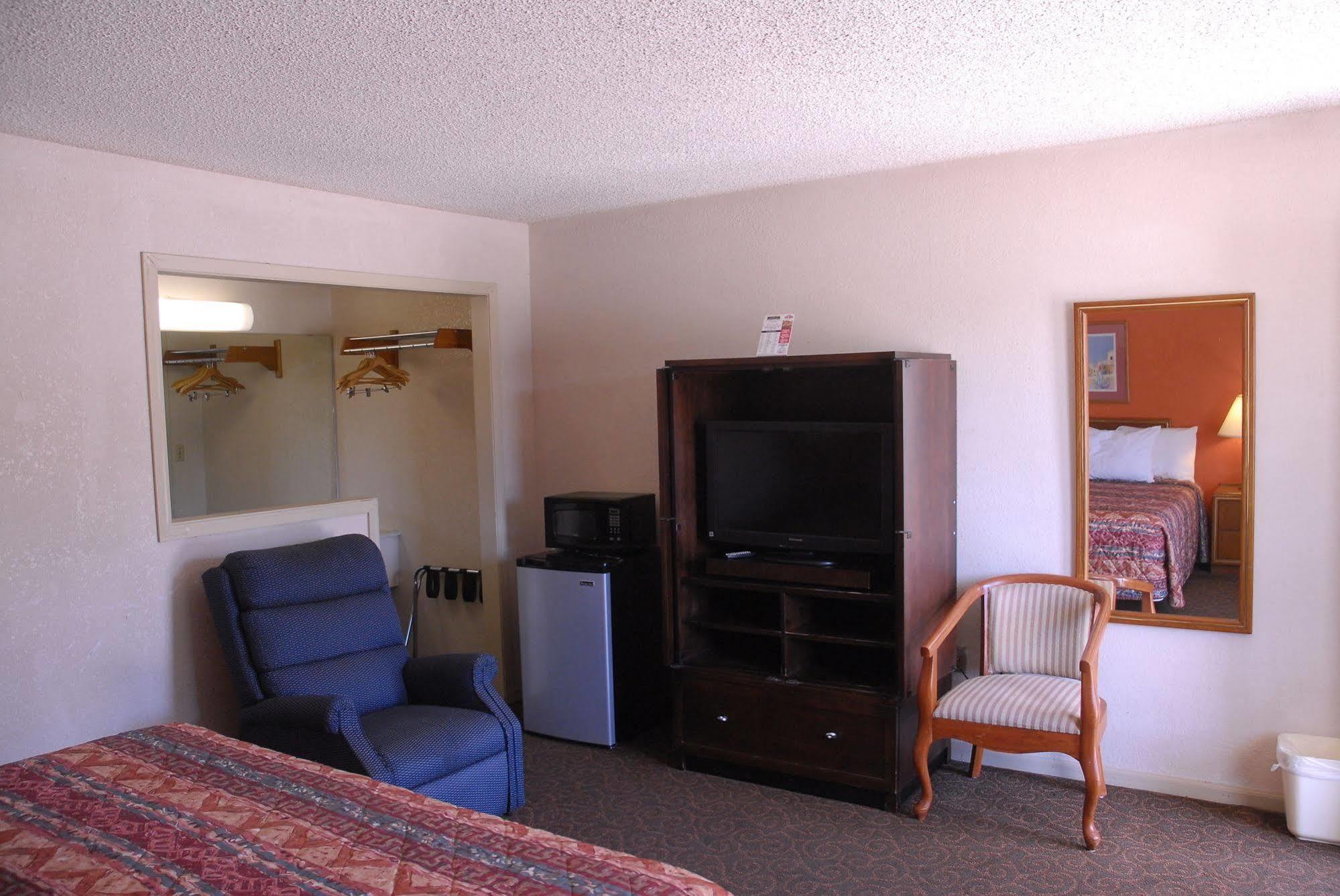 America'S Best Inn And Suites 임포리아 외부 사진